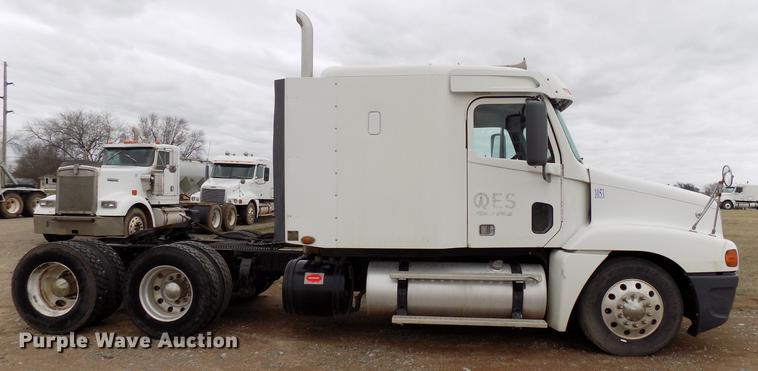 image for item DD3648 2007 Freightliner Century Class semi truck