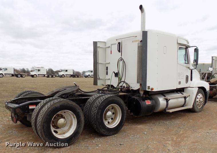 image for item DD3648 2007 Freightliner Century Class semi truck