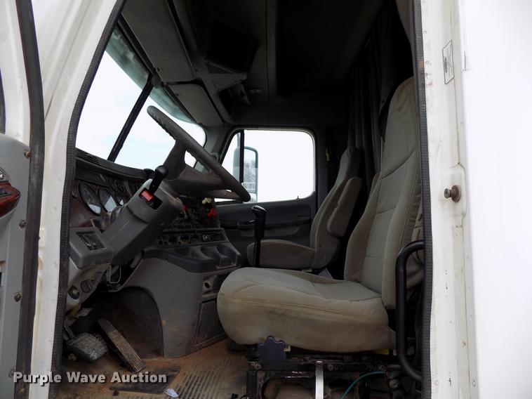 image for item DD3648 2007 Freightliner Century Class semi truck