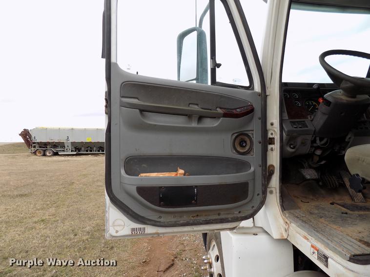 image for item DD3648 2007 Freightliner Century Class semi truck