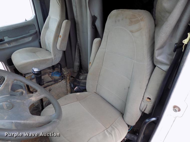 image for item DD3648 2007 Freightliner Century Class semi truck