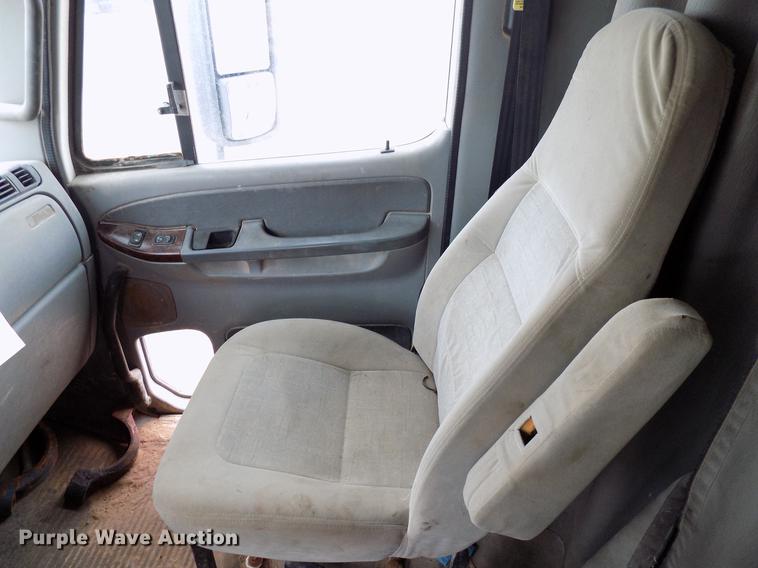 image for item DD3648 2007 Freightliner Century Class semi truck