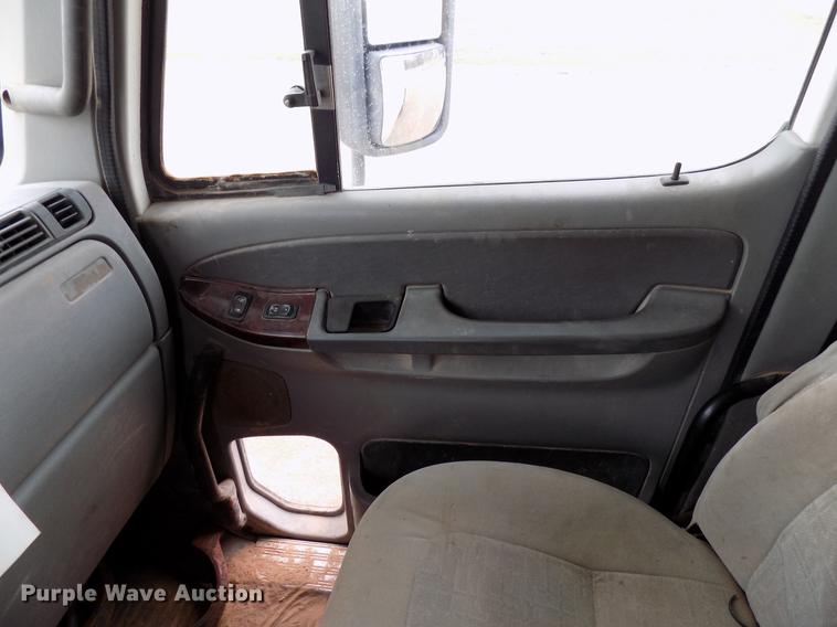 image for item DD3648 2007 Freightliner Century Class semi truck