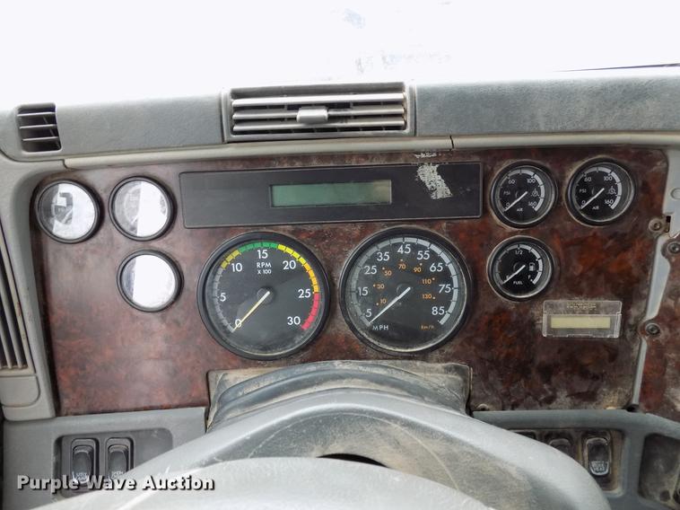 image for item DD3648 2007 Freightliner Century Class semi truck