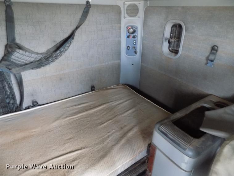 image for item DD3648 2007 Freightliner Century Class semi truck