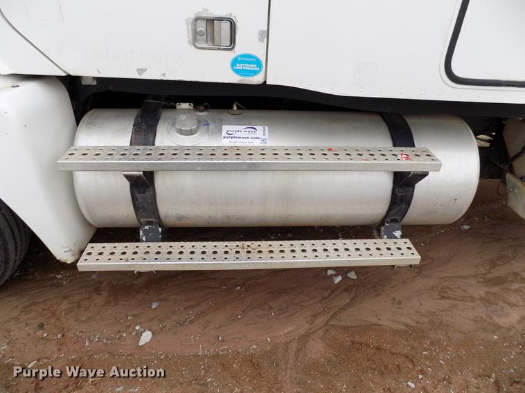 image for item DD3648 2007 Freightliner Century Class semi truck