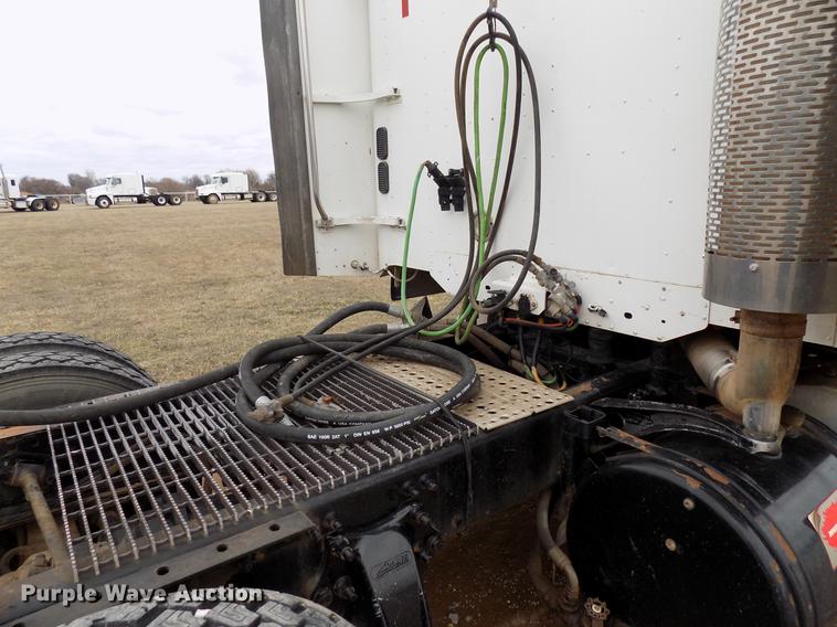 image for item DD3648 2007 Freightliner Century Class semi truck