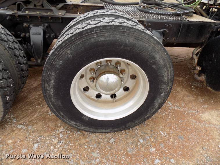 image for item DD3648 2007 Freightliner Century Class semi truck