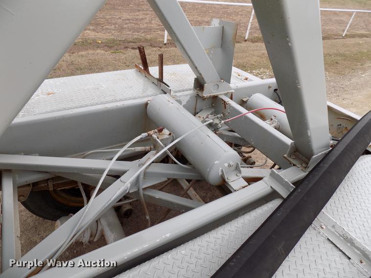 image for item DD3649 1981 Heil pneumatic dry bulk tank trailer