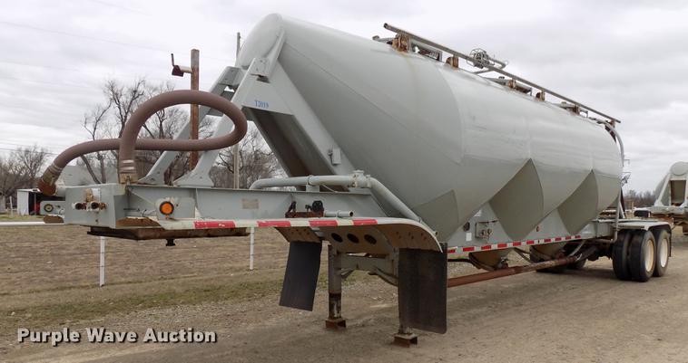 image for item DD3650 1981 Fruehauf pneumatic dry bulk tank trailer
