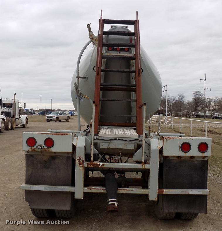 image for item DD3650 1981 Fruehauf pneumatic dry bulk tank trailer