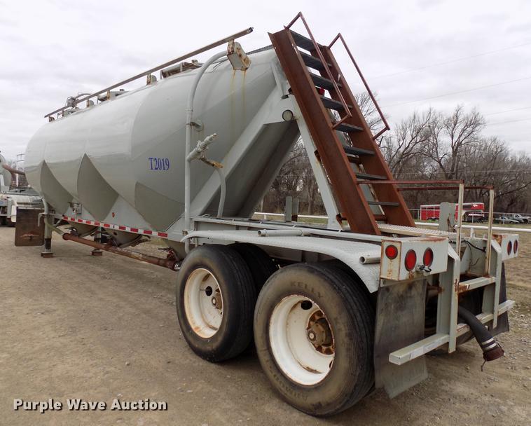 image for item DD3650 1981 Fruehauf pneumatic dry bulk tank trailer