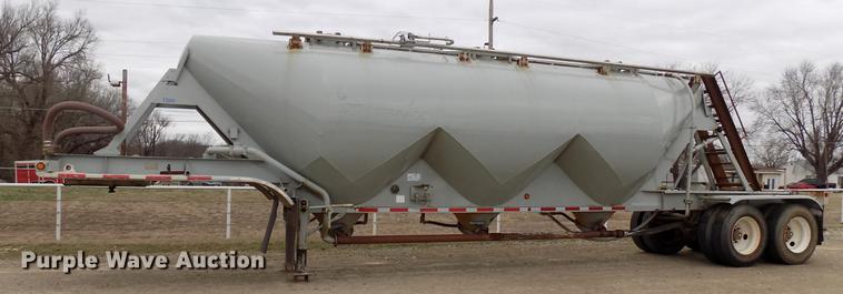 image for item DD3650 1981 Fruehauf pneumatic dry bulk tank trailer