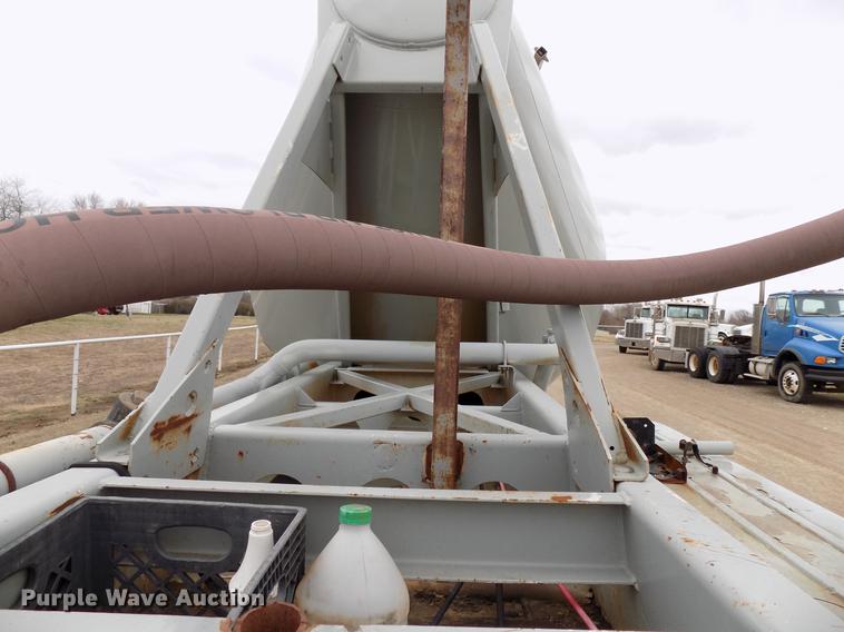 image for item DD3650 1981 Fruehauf pneumatic dry bulk tank trailer