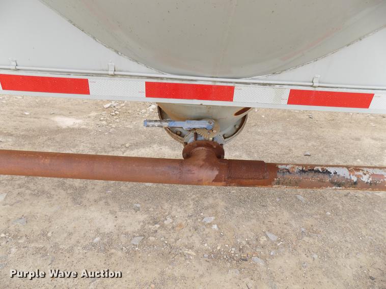 image for item DD3650 1981 Fruehauf pneumatic dry bulk tank trailer