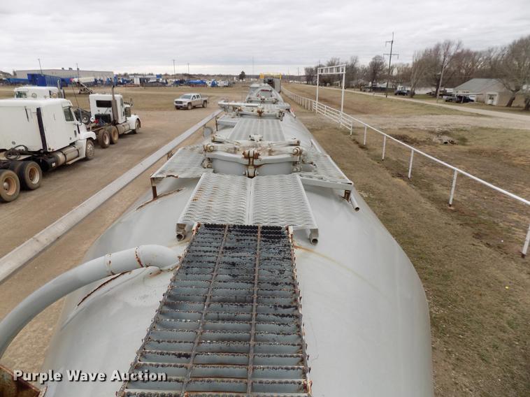 image for item DD3650 1981 Fruehauf pneumatic dry bulk tank trailer