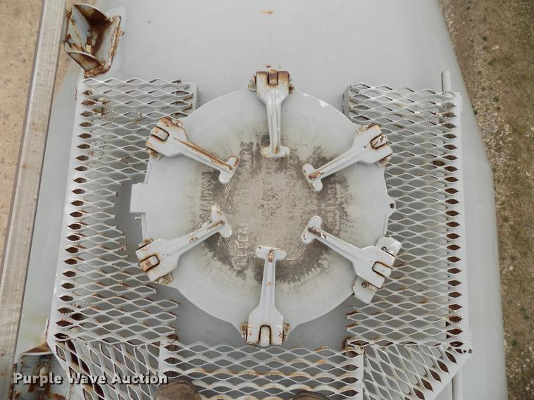 image for item DD3650 1981 Fruehauf pneumatic dry bulk tank trailer