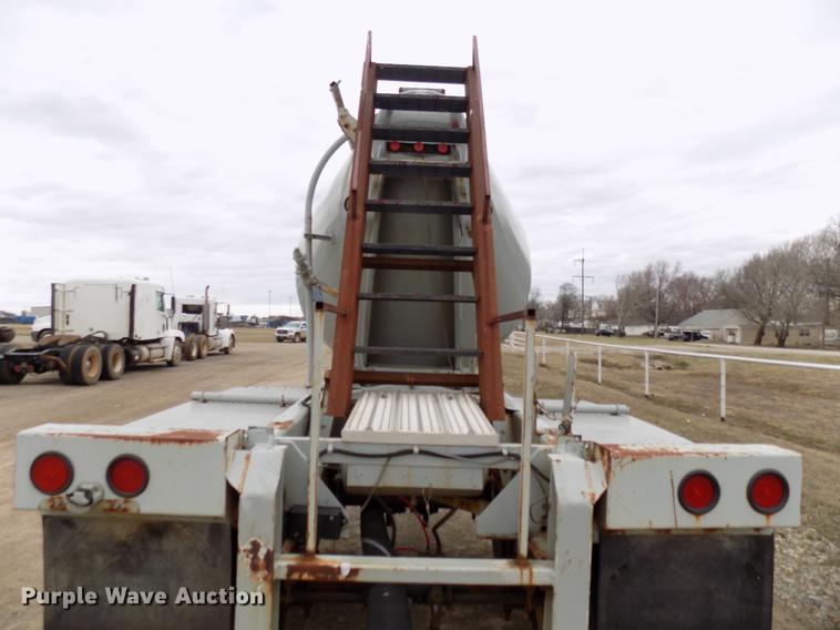 image for item DD3650 1981 Fruehauf pneumatic dry bulk tank trailer