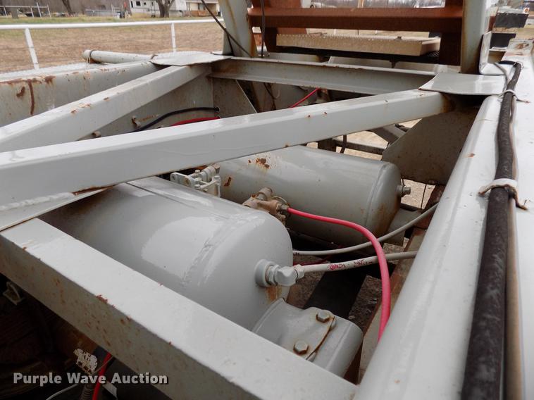 image for item DD3650 1981 Fruehauf pneumatic dry bulk tank trailer