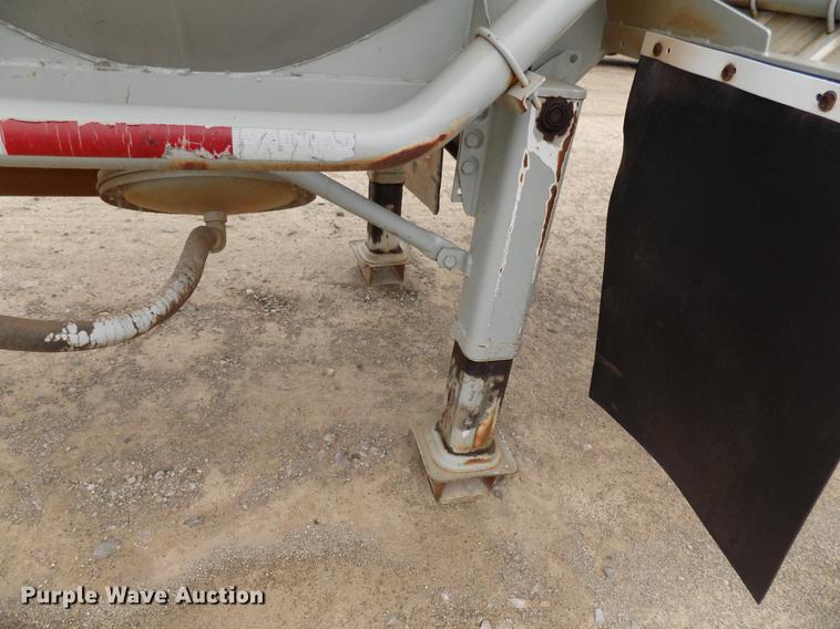 image for item DD3650 1981 Fruehauf pneumatic dry bulk tank trailer