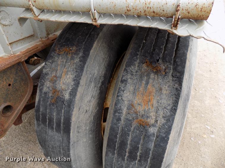 image for item DD3650 1981 Fruehauf pneumatic dry bulk tank trailer