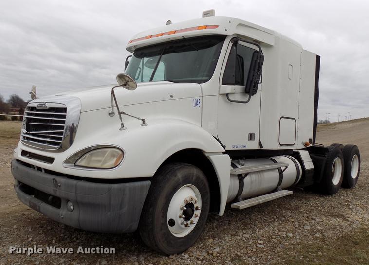 image for item DD3652 2007 Freightliner Columbia semi truck