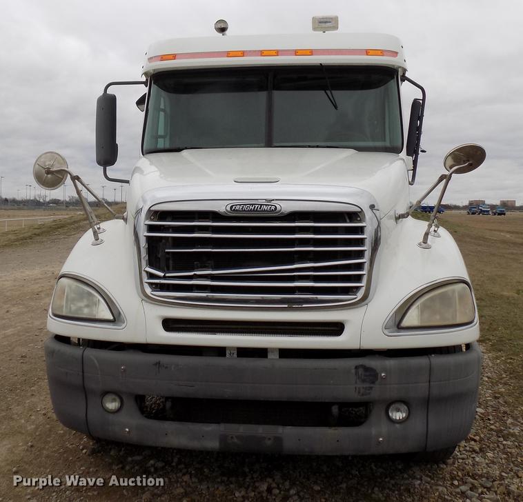 image for item DD3652 2007 Freightliner Columbia semi truck