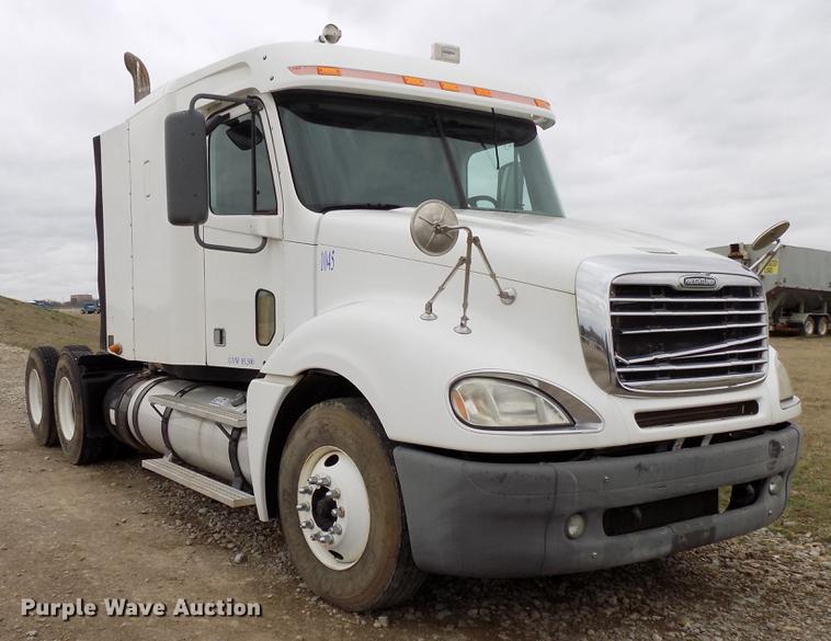 image for item DD3652 2007 Freightliner Columbia semi truck