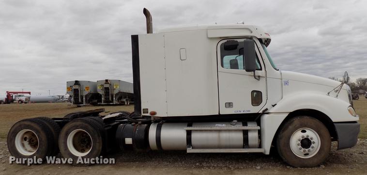 image for item DD3652 2007 Freightliner Columbia semi truck