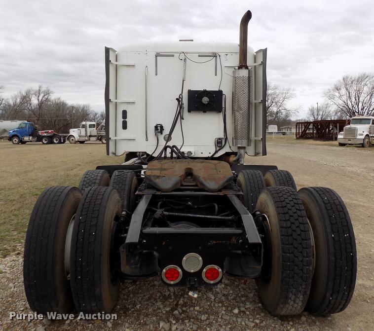 image for item DD3652 2007 Freightliner Columbia semi truck