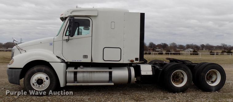 image for item DD3652 2007 Freightliner Columbia semi truck
