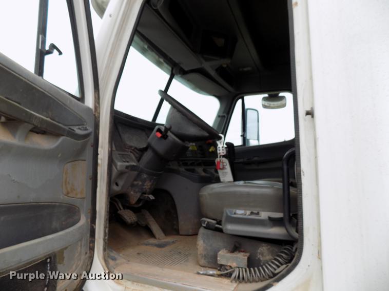 image for item DD3652 2007 Freightliner Columbia semi truck