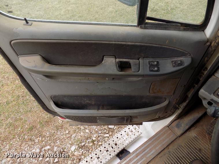 image for item DD3652 2007 Freightliner Columbia semi truck