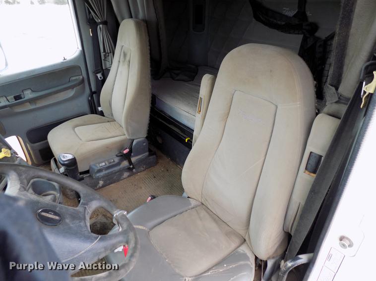 image for item DD3652 2007 Freightliner Columbia semi truck