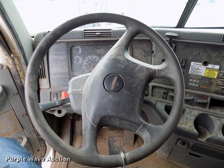 image for item DD3652 2007 Freightliner Columbia semi truck