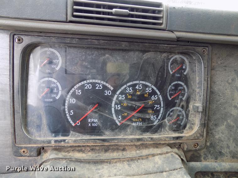 image for item DD3652 2007 Freightliner Columbia semi truck