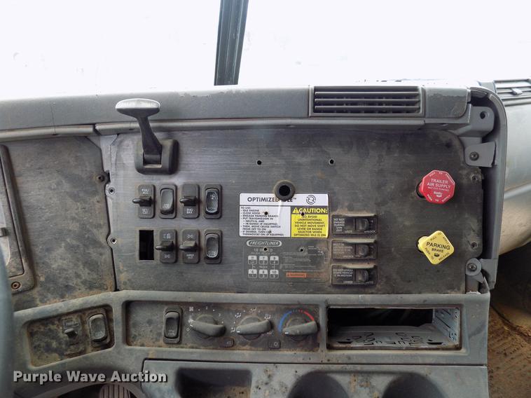 image for item DD3652 2007 Freightliner Columbia semi truck