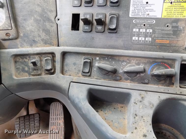 image for item DD3652 2007 Freightliner Columbia semi truck