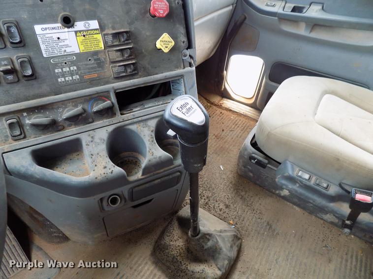 image for item DD3652 2007 Freightliner Columbia semi truck