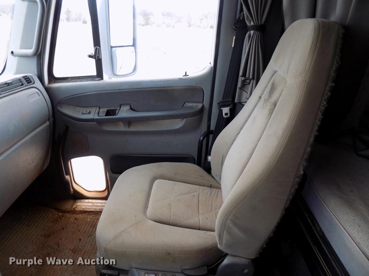 image for item DD3652 2007 Freightliner Columbia semi truck
