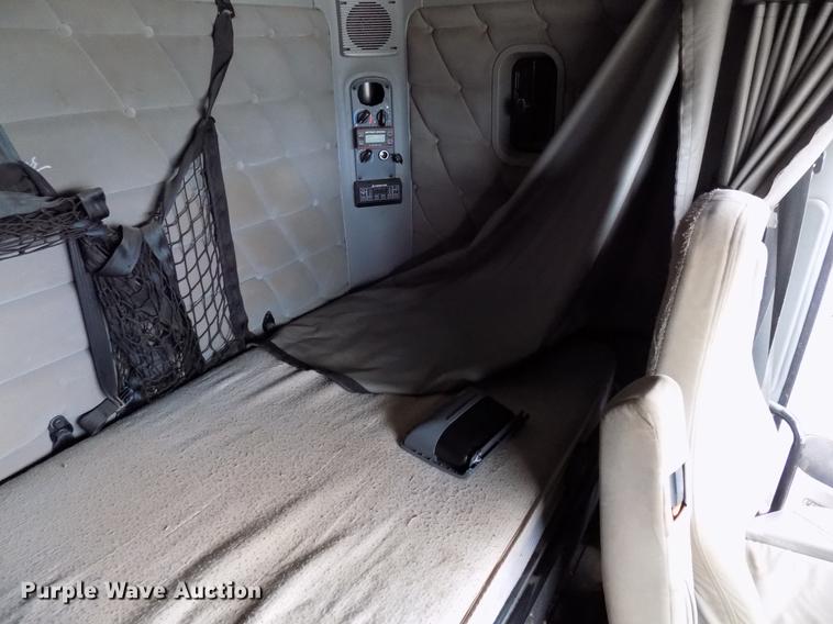 image for item DD3652 2007 Freightliner Columbia semi truck