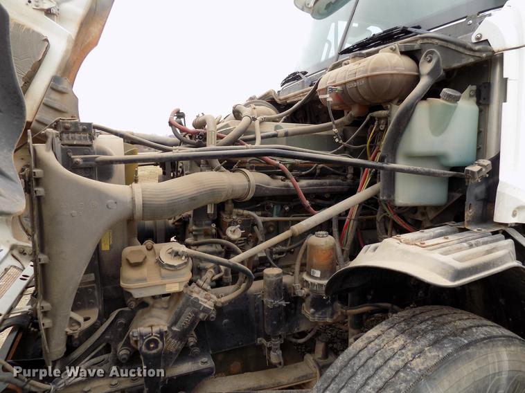 image for item DD3652 2007 Freightliner Columbia semi truck