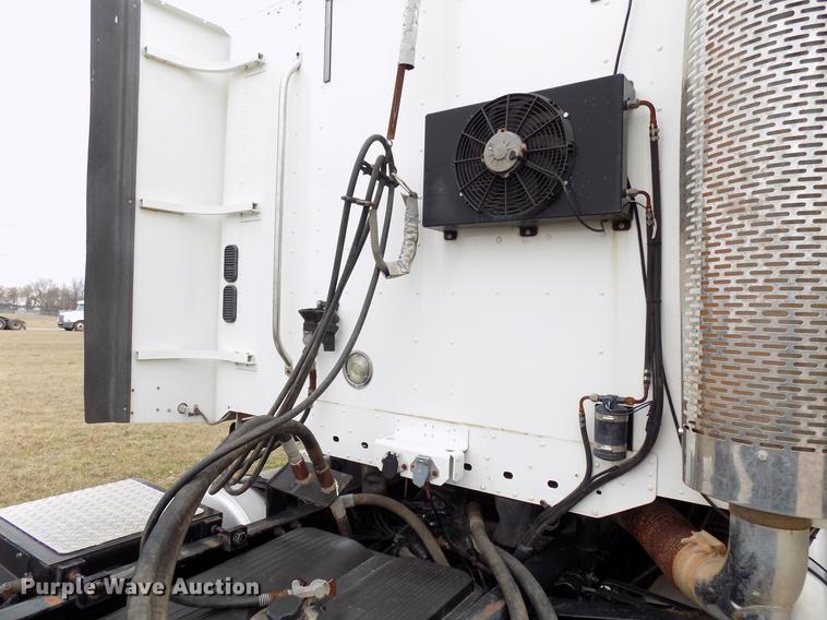 image for item DD3652 2007 Freightliner Columbia semi truck