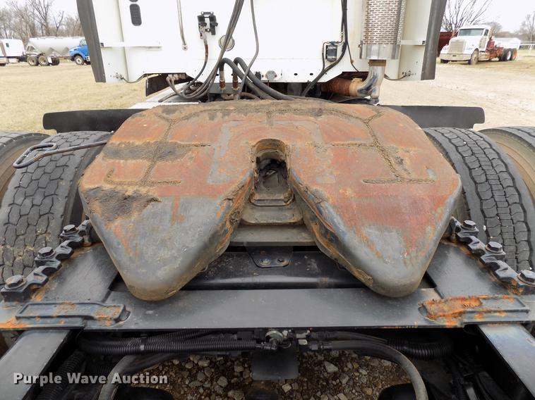 image for item DD3652 2007 Freightliner Columbia semi truck