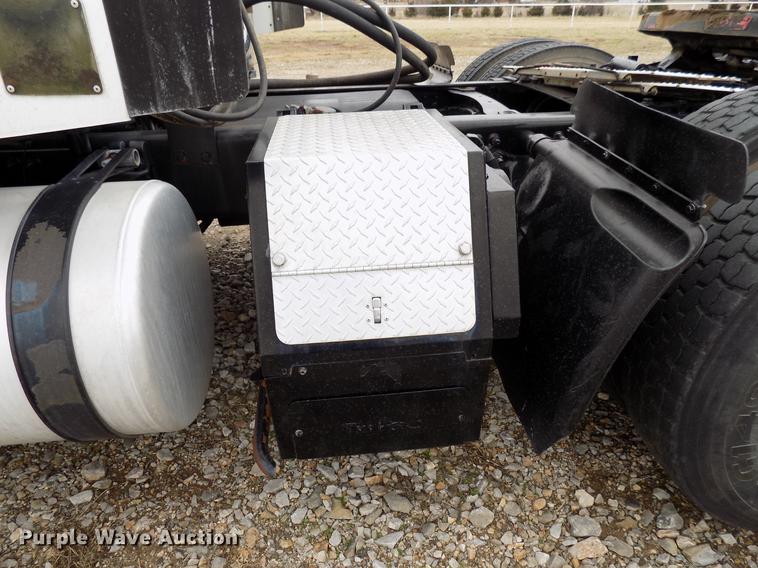 image for item DD3652 2007 Freightliner Columbia semi truck