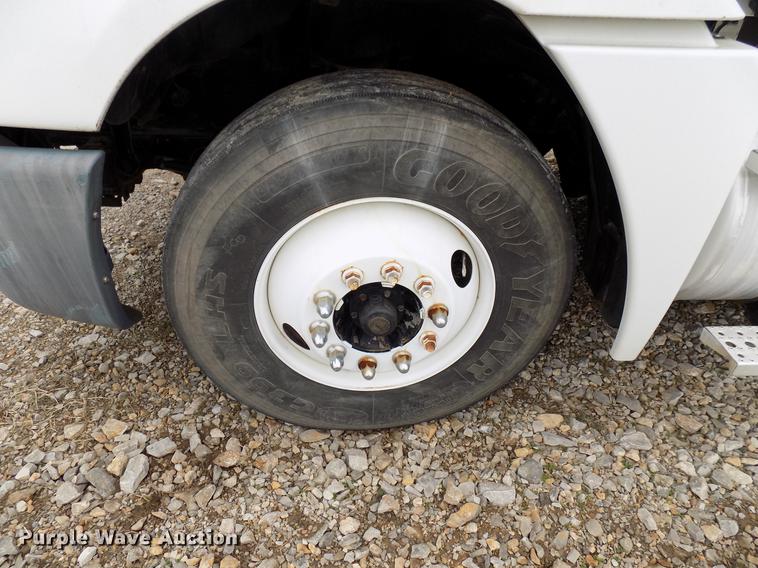 image for item DD3652 2007 Freightliner Columbia semi truck