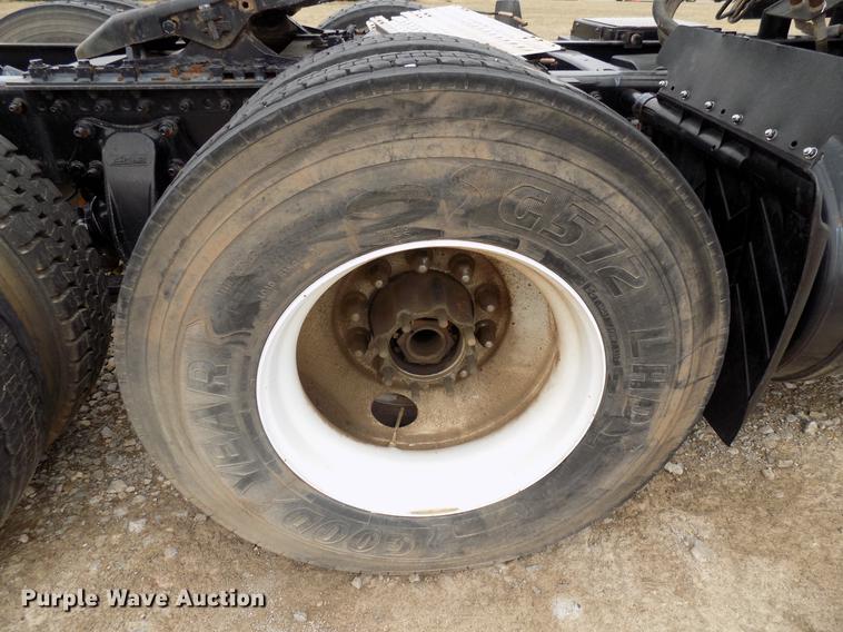 image for item DD3652 2007 Freightliner Columbia semi truck