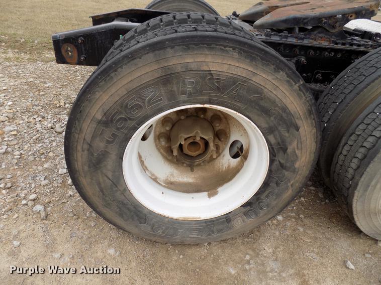 image for item DD3652 2007 Freightliner Columbia semi truck