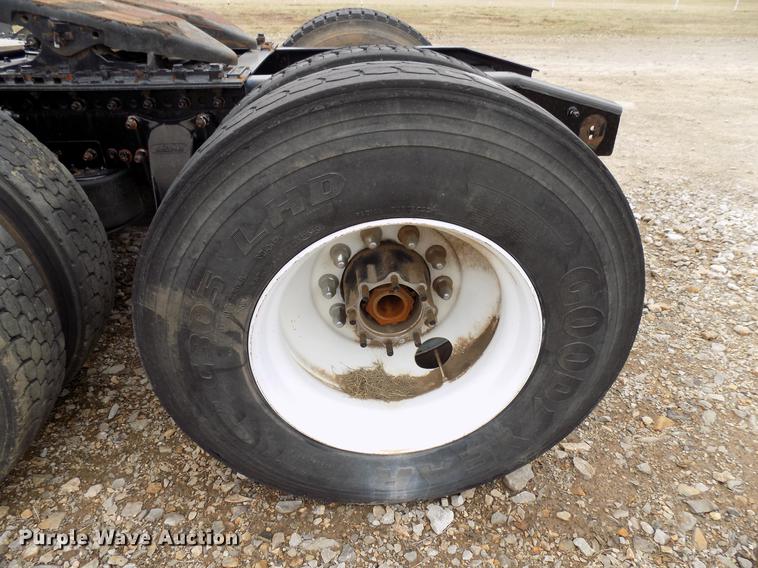 image for item DD3652 2007 Freightliner Columbia semi truck