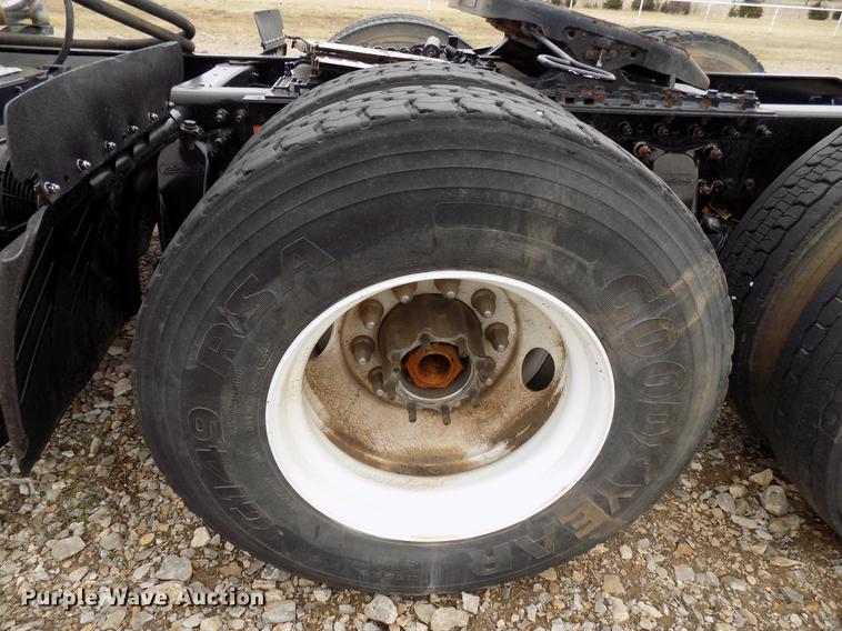 image for item DD3652 2007 Freightliner Columbia semi truck